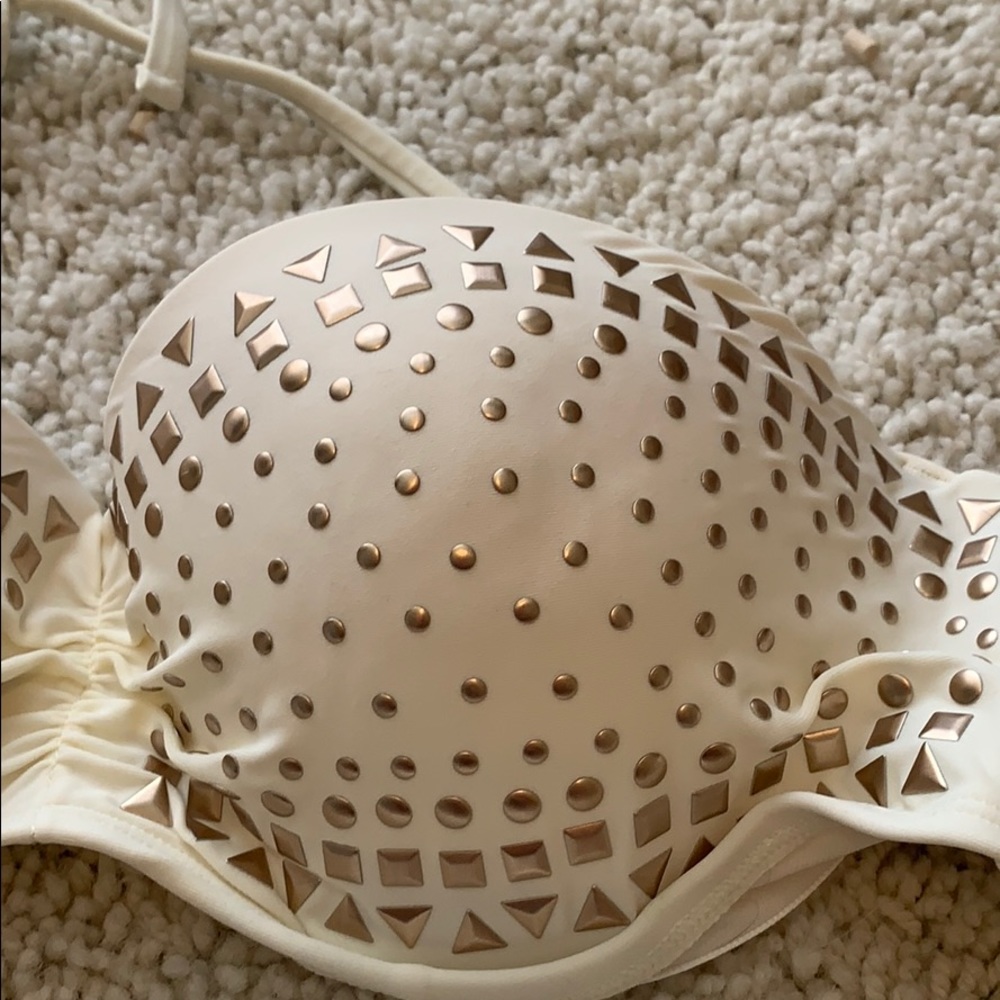 Bikini - Picture 2 of 2